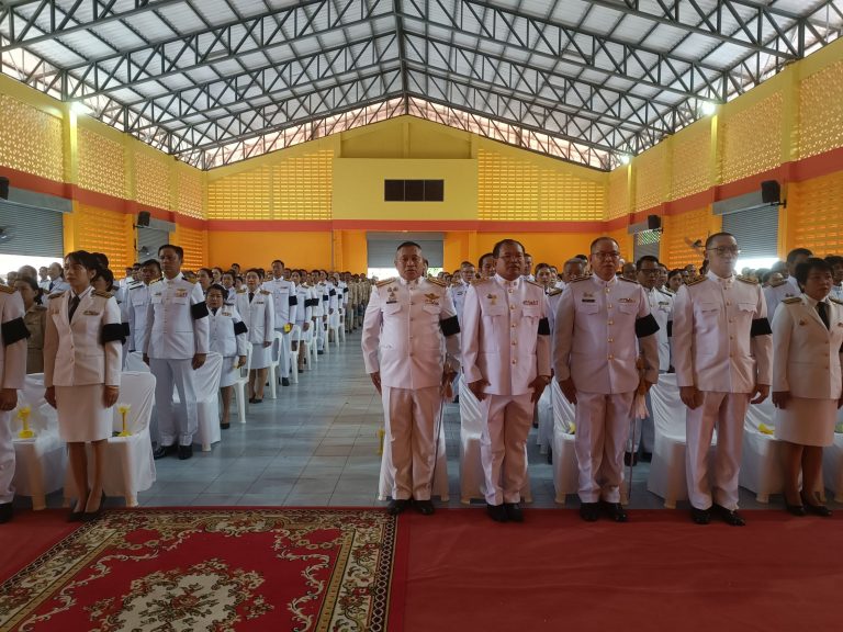 กิจกรรมเฉลิมพระเกียรติพระบาทสมเด็จพระเจ้าอยู่หัว เนื่องในโอกาสวันเฉลิมพระชนมพรรษา ถวายเครื่องราชสักการะและวางพานพุ่มและพิธีจุดเทียนถวายพระพรชัยมงคล